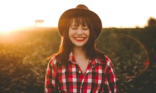 幸福を感じる4つ脳内物質。幸せな気持ちになる秘訣とは?